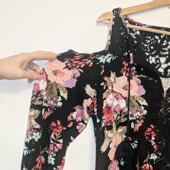 BKE Cold Shoulder Eyelet Lace Floral Tassel Shirt - Picture 3 of 9